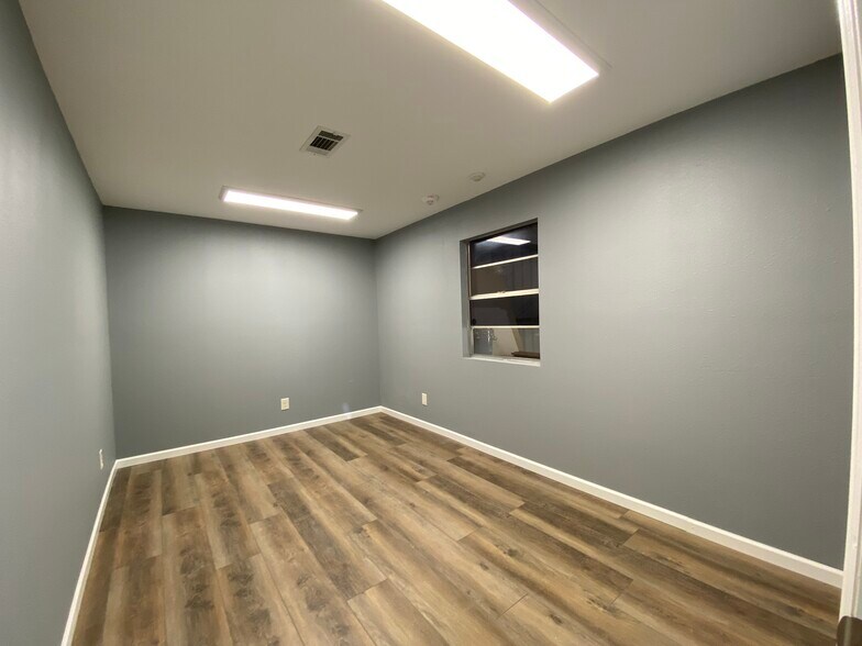 More Photos Of 1930 W Cardinal Dr, Beaumont Warehouse For Lease