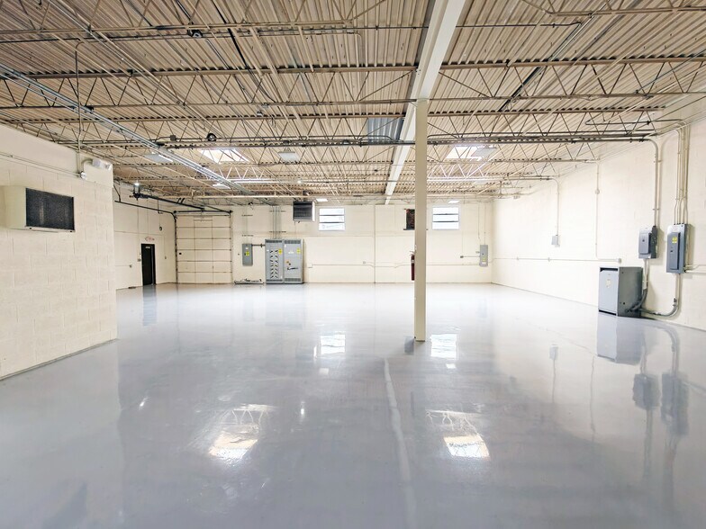More Photos Of 320 S La Londe Ave, Addison Warehouse For Lease