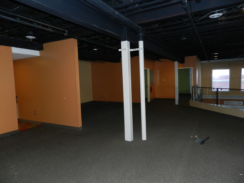 More Photos Of 7 N Saginaw St, Pontiac Office For Lease