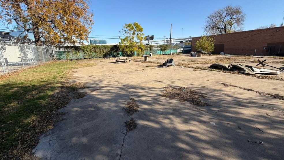 More Photos Of 310 Rock Island St, Dallas Flex For Lease