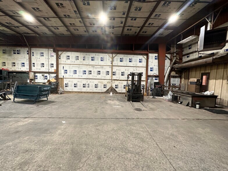 More Photos Of 1301 S 3rd St, Chickasha Distribution For Lease