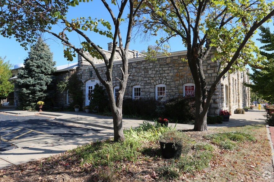 More Photos Of 7400 W 79th St, Overland Park Freestanding For Lease
