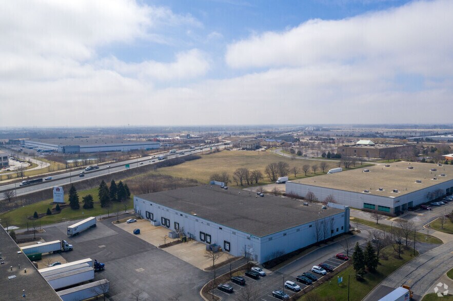 More Photos Of 901-939 E Park Ave, Libertyville Distribution For Lease