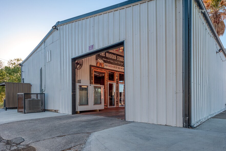 More Photos Of 607 W Gibbs St, Del Rio Storefront Retail Office For Sale
