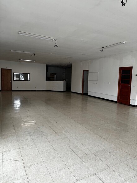 More Photos Of 1950 East Pike, Zanesville Showroom For Lease