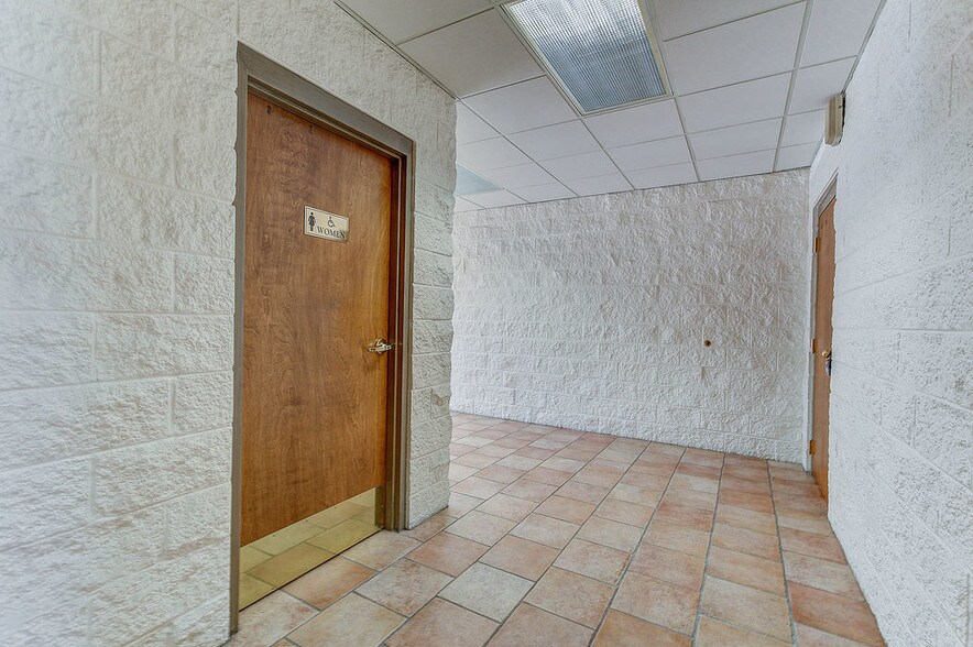 More Photos Of 375 Glensprings Dr, Springdale Office For Sale