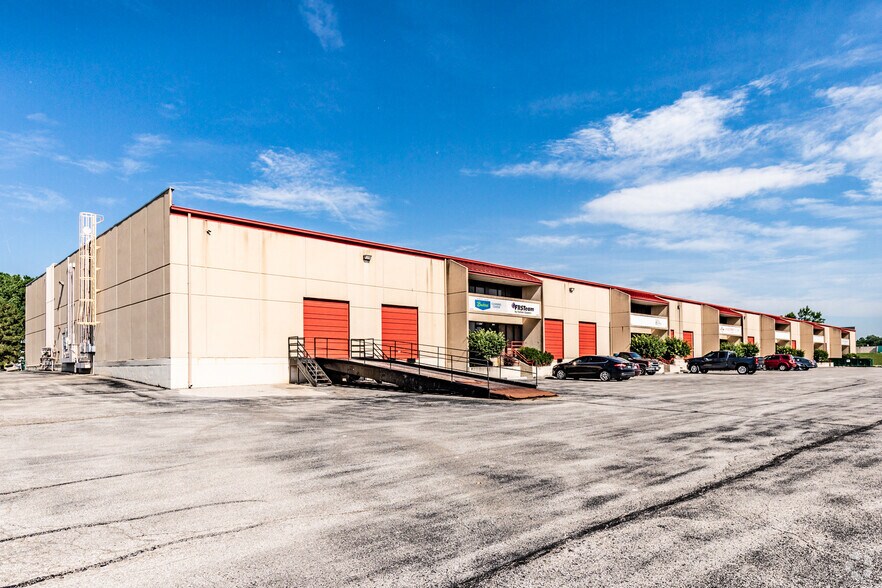 More Photos Of 200-246 NW Plaza Dr, Riverside Warehouse For Lease