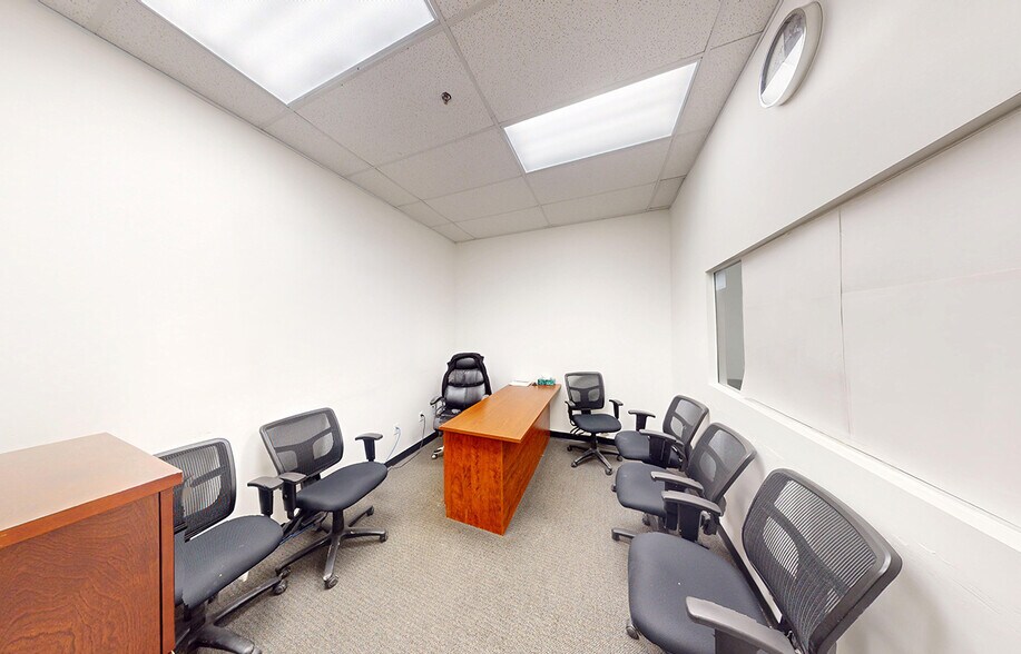 More Photos Of 850 Keewatin St, Winnipeg General Retail For Lease