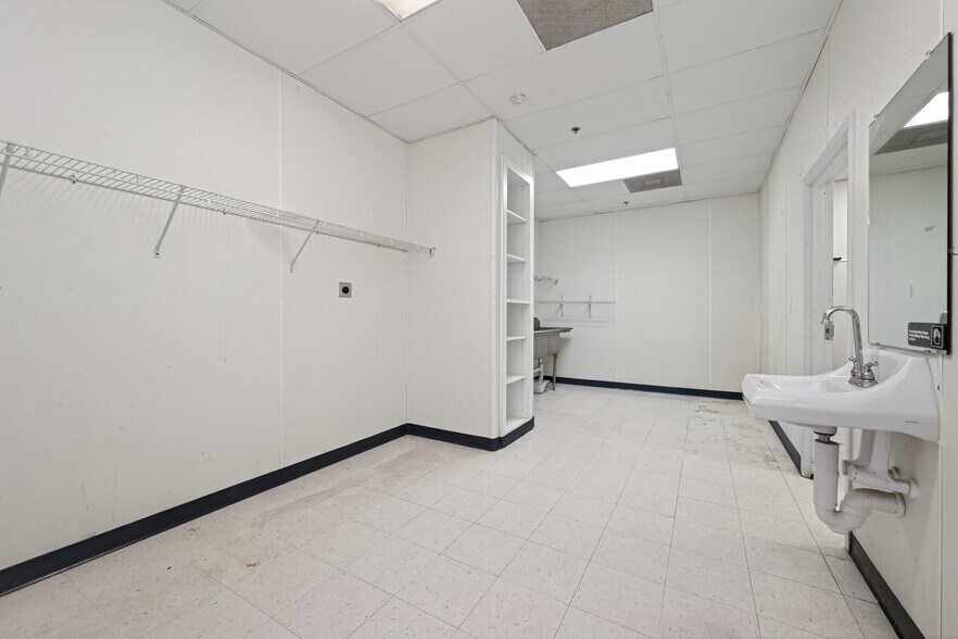 More Photos Of 8525 Queenston Blvd, Houston Freestanding For Sale