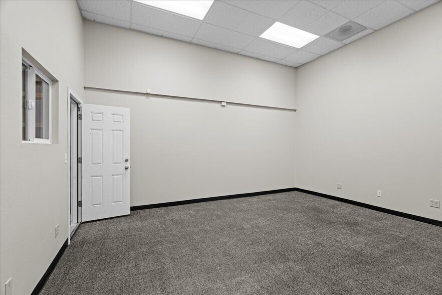 More Photos Of 6455 Lakeview Blvd, Lake Oswego Flex For Lease