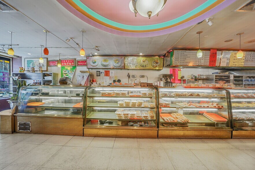 More Photos Of 280 Grand St, New York Storefront Retail Office For Lease