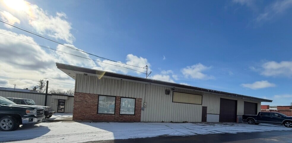 More Photos Of 909 Oswego St, Utica Flex For Sale