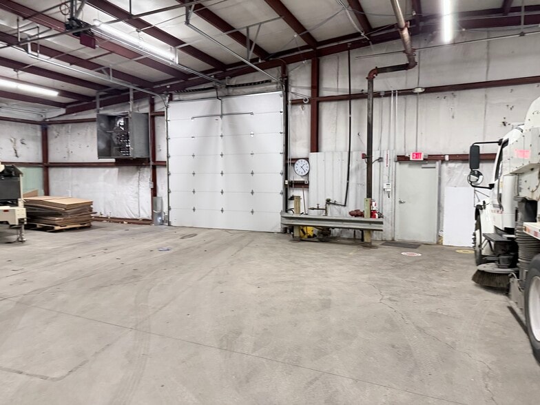 More Photos Of 112 W Pike St, Pontiac Distribution For Sale