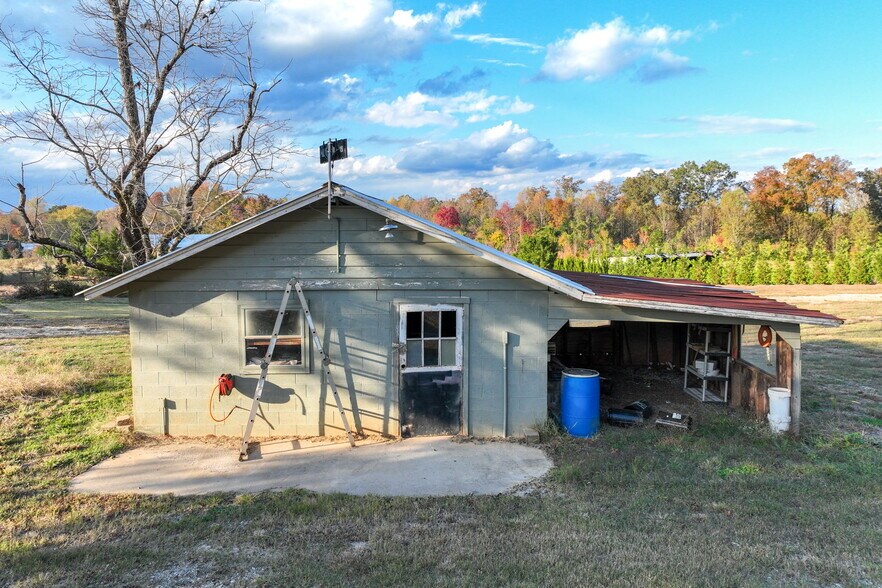 More Photos Of 5662 Cemetery Rd, Lula Land For Lease