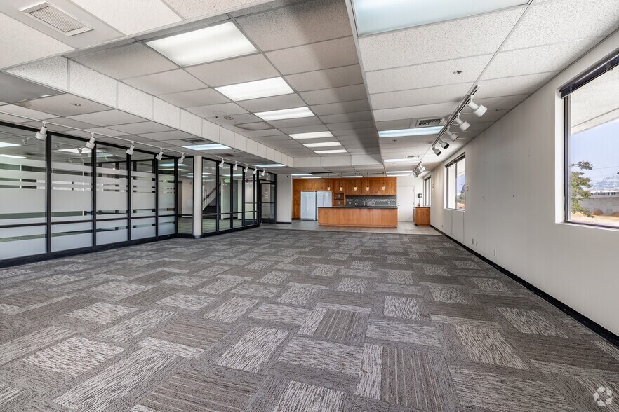 More Photos Of 2711-2717 Winona Ave, Burbank Research And Development For Sale