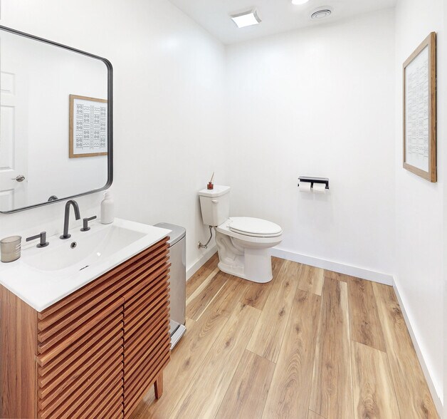 More Photos Of 2111 Center St, Cleveland Freestanding For Lease