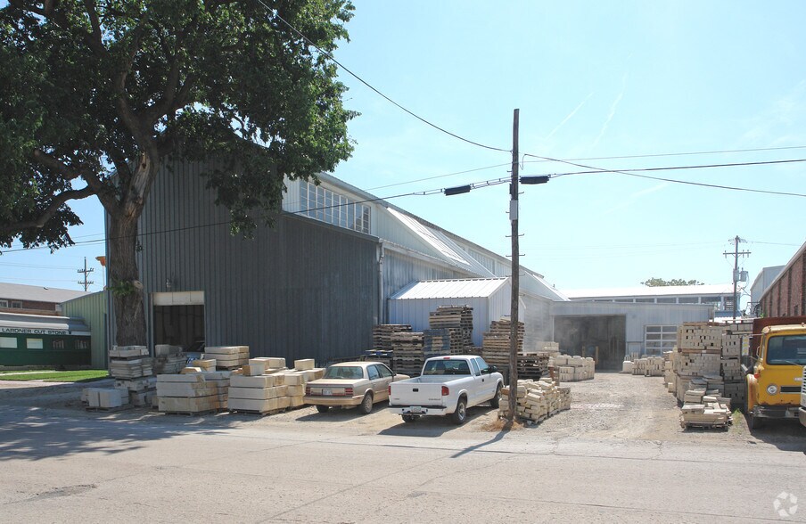 More Photos Of 128-132 NW Van Buren St, Topeka Warehouse For Sale