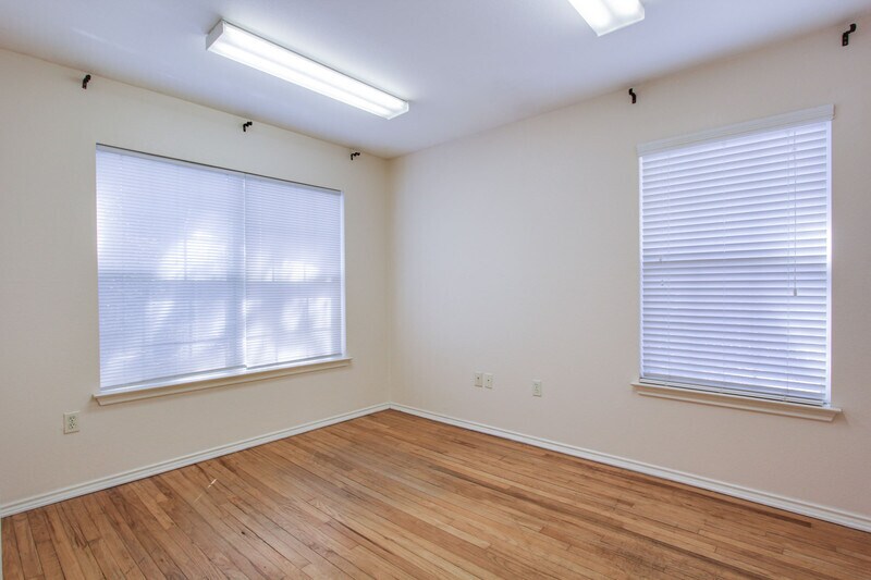 More Photos Of 1712 N Interstate 35, San Marcos Office For Sale