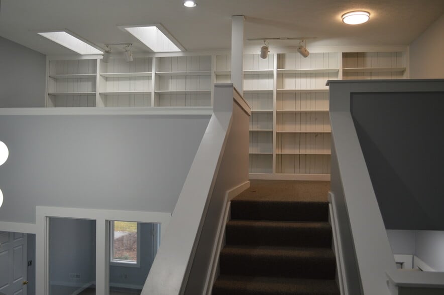 More Photos Of 1000 Ohio Pike, Cincinnati Office For Lease