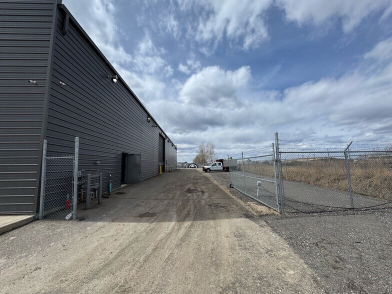 More Photos Of 4940 102 Av SE, Calgary Warehouse For Lease
