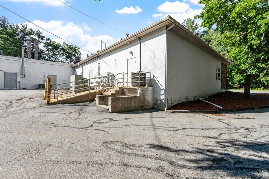 More Photos Of 225 Groton Rd, Westford Storefront Retail Office For Lease