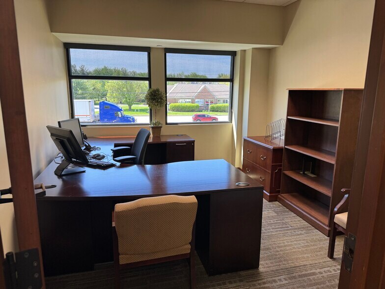 More Photos Of 109 Veterans Pky, Yorkville Office For Lease