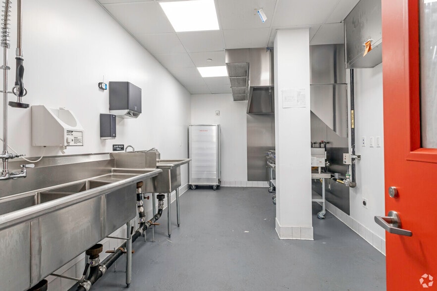 More Photos Of 2509 S Broadway, Santa Ana Warehouse For Lease