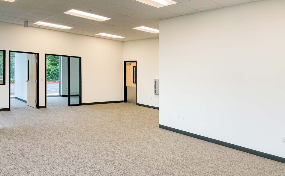 More Photos Of 2912 NE 172nd Pl, Portland Distribution For Lease