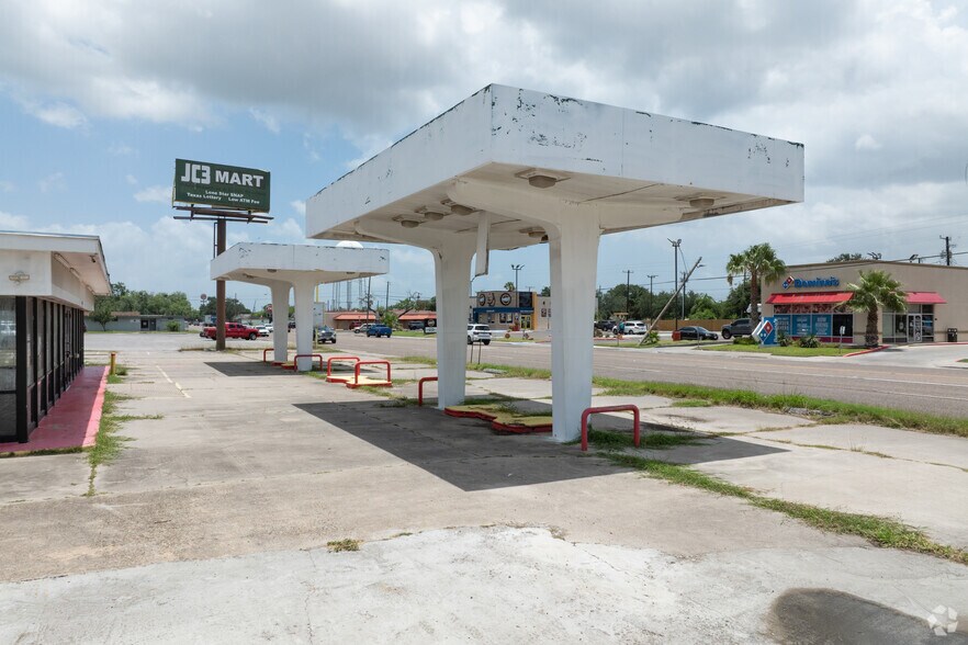 More Photos Of 606 E King Ave, Kingsville Storefront Retail Office For Sale