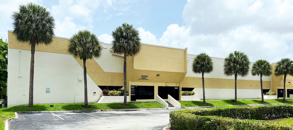 More Photos Of 2011-2031 NW 89th Pl, Miami Showroom For Lease