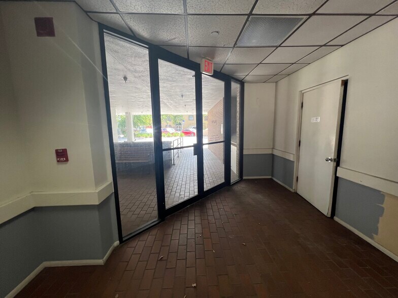 More Photos Of 420 Tamiami Trl S, Venice Medical For Sale