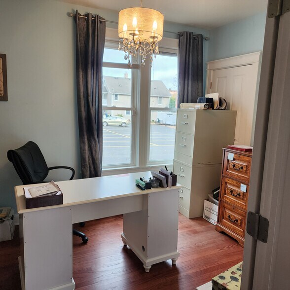 More Photos Of 321 Jefferson St, Algonquin Office Residential For Lease