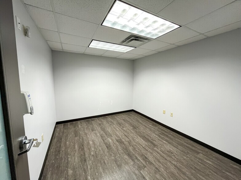 More Photos Of 3460 N Ridge Rd, Wichita Freestanding For Lease