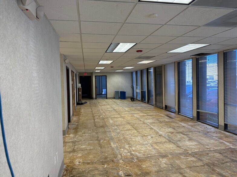 More Photos Of 9795 S Dixie Hwy, Miami Bank For Lease