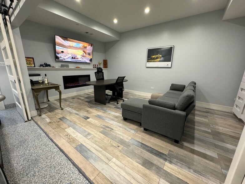More Photos Of 2108-2260 Ferry Rd, Naperville Showroom For Sale