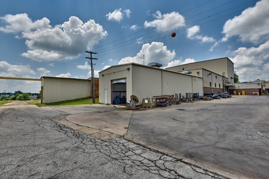 More Photos Of 1901 Longwood Dr, Brenham Manufacturing For Sale
