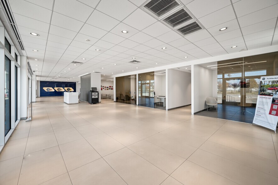 More Photos Of 11819 Southwest Fwy, Houston Auto Dealership For Lease