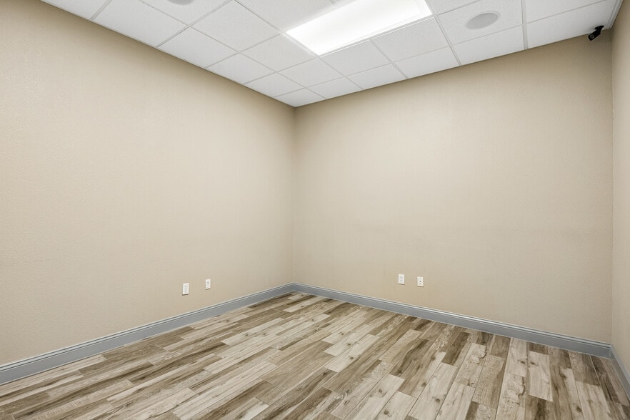 More Photos Of 118 Lynn Ave, Lewisville Office For Sale