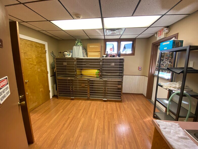 More Photos Of 2228 W College St, Springfield Veterinarian Kennel For Sale