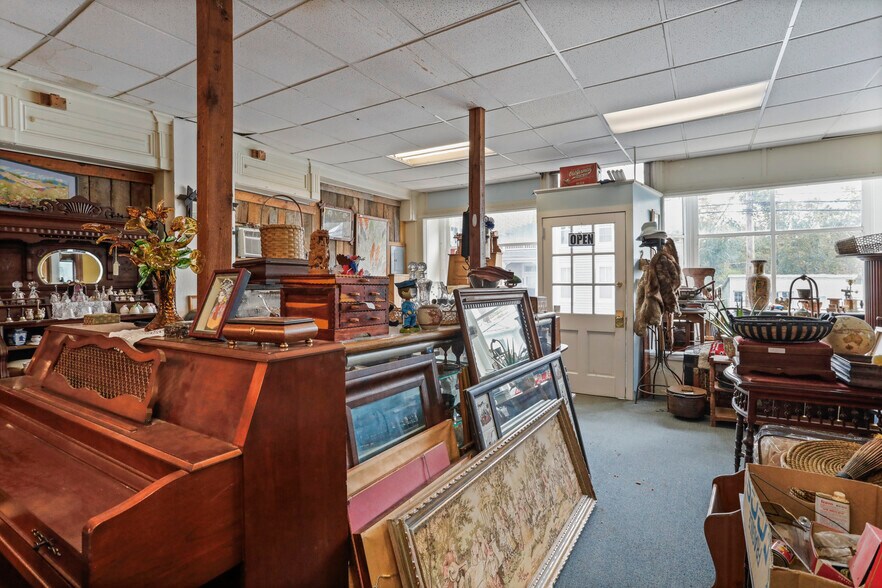 More Photos Of 102-104 N Main St, Edinburg Storefront Retail Residential For Sale