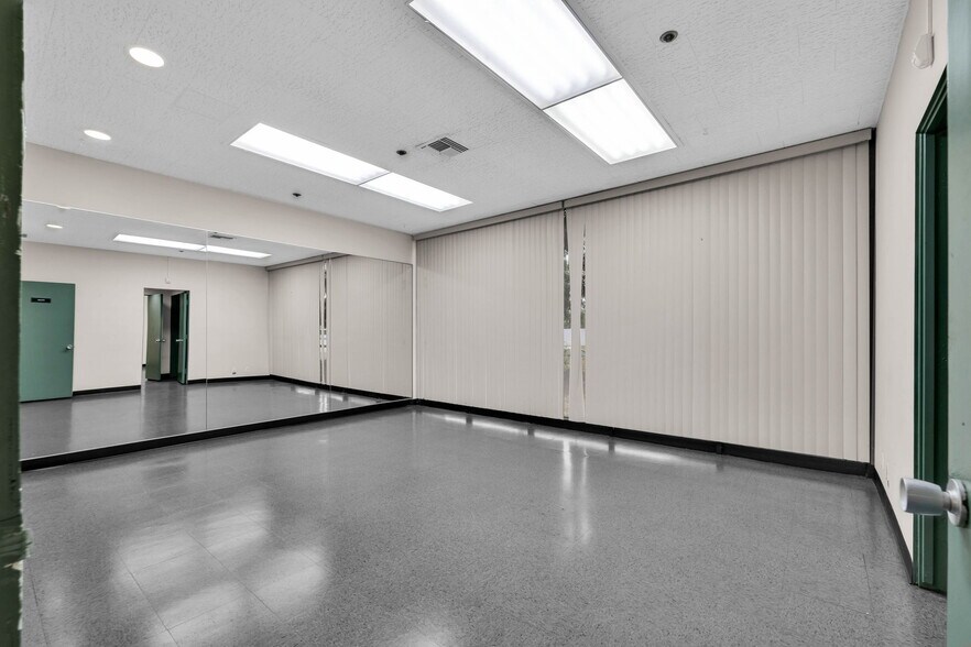 More Photos Of 18737 S Reyes Ave, East Rancho Dominguez Distribution For Sale