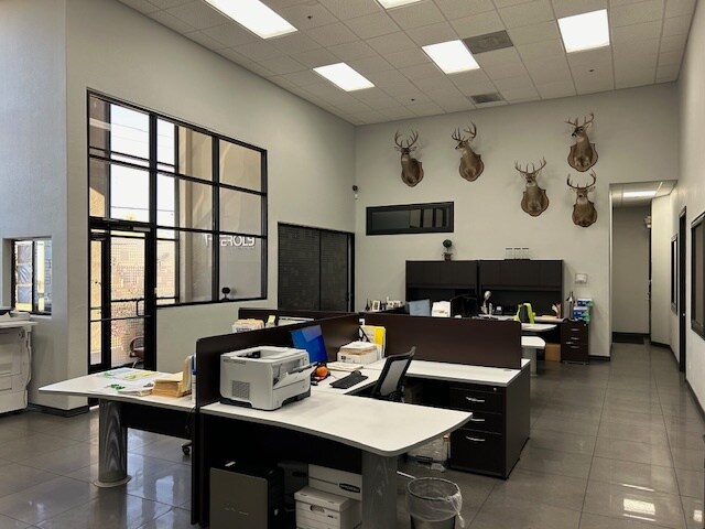 More Photos Of 821 Union Pacific Blvd, Laredo Warehouse For Lease