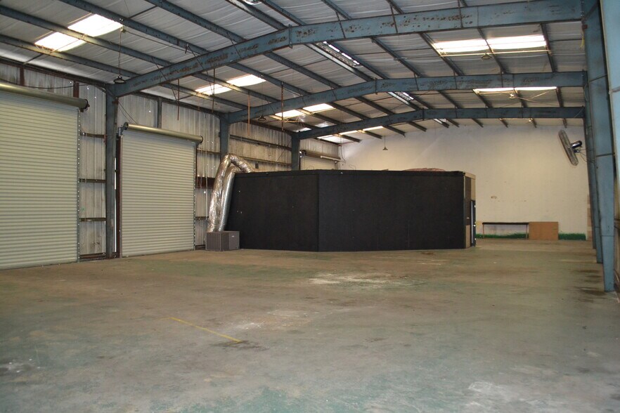 More Photos Of 2121-2123 Edgewood Dr, Lakeland Warehouse For Lease