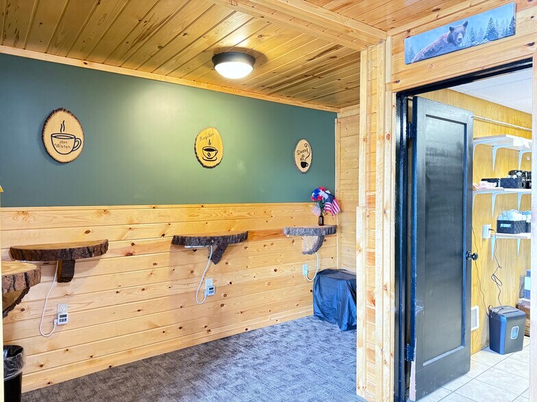 More Photos Of 1665 Whisper Ridge Rd, Ashton Hotel For Sale