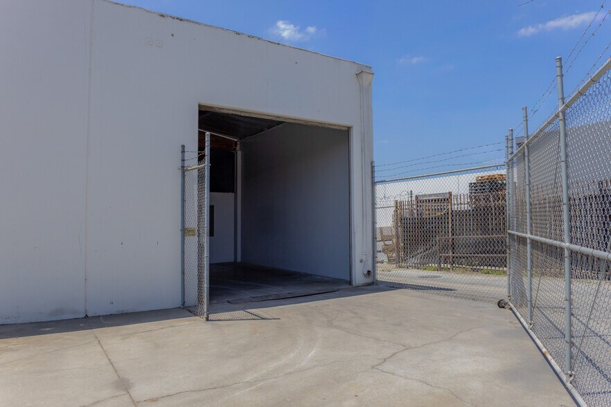 More Photos Of 351 W 131st St, Los Angeles Warehouse For Lease