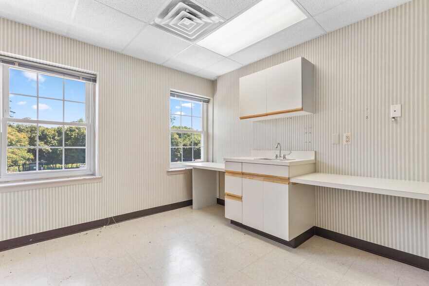 More Photos Of 50 S Franklin Tpke, Ramsey Medical For Lease