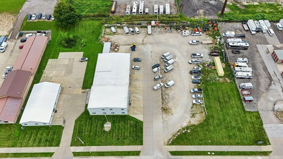 More Photos Of 1301 NE 56th St, Pleasant Hill Light Distribution For Sale