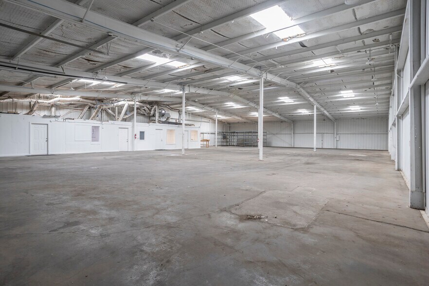 More Photos Of 6361 Singleton Blvd, Dallas Warehouse For Lease