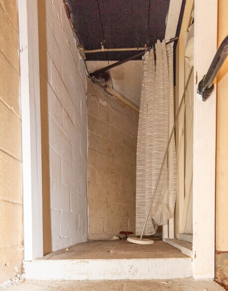 More Photos Of 2816 Old North Point Rd, Baltimore Bar For Sale