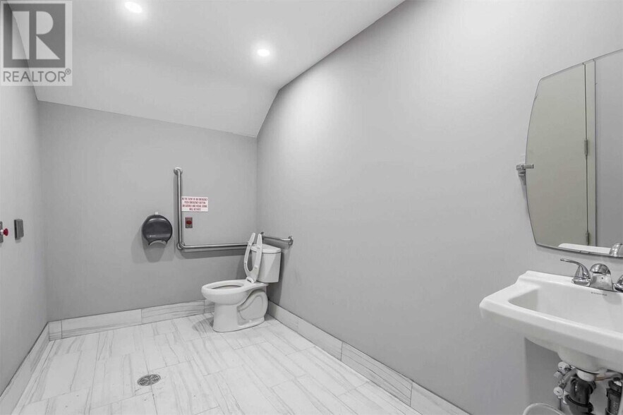 More Photos Of 10 Lightbeam Ter, Brampton Warehouse For Lease